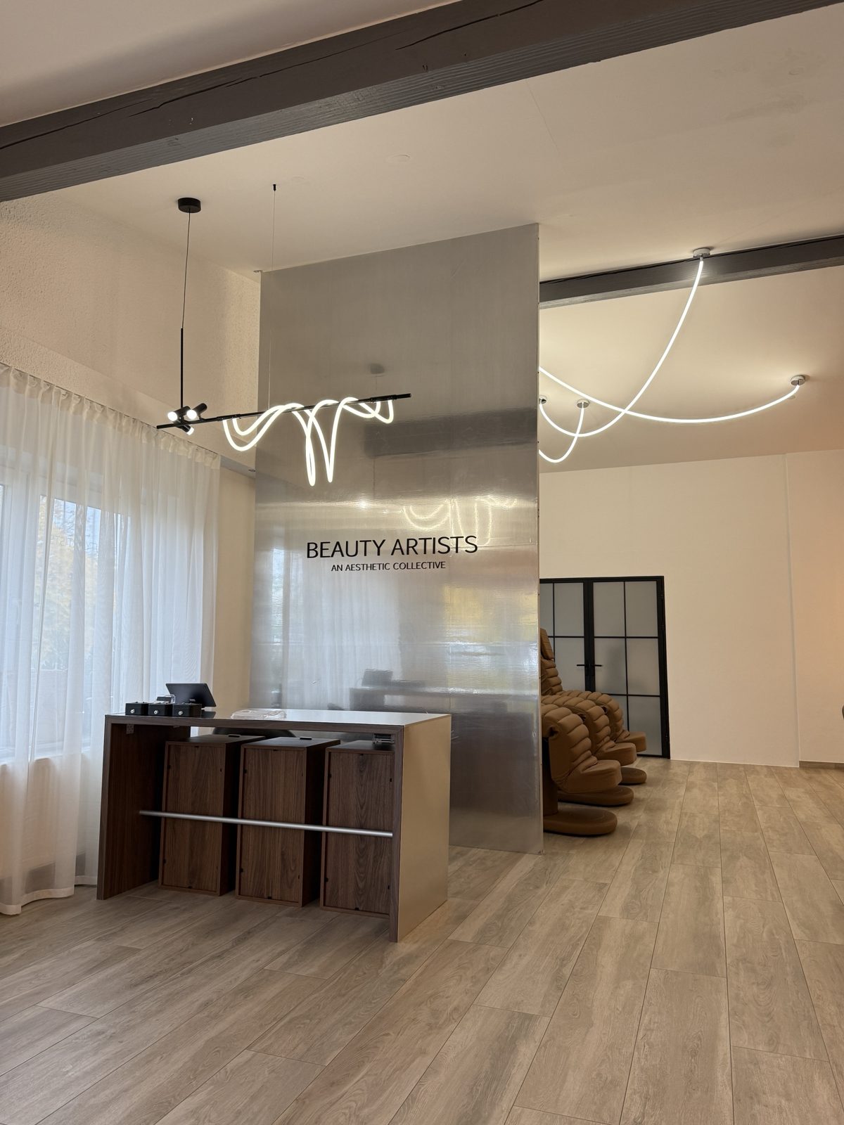 Empfang mit Edelstahlwand und Lichtinstallation